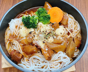 米粉パスタ焼きチーズ 十和田ごぼうビーフシチュー